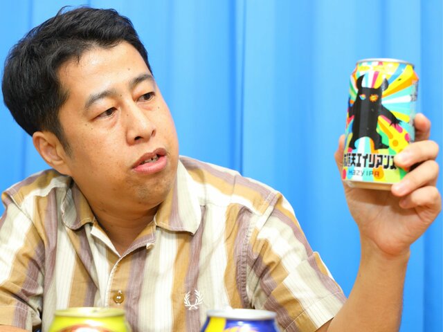 ラベルデザインに惹かれた様子のウエストランド井口