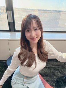 「天使降臨」NHK出演・慶大卒の気象予報士が“ぴちぴちニット”姿で魅了　春の大人ピンクコーデを公開