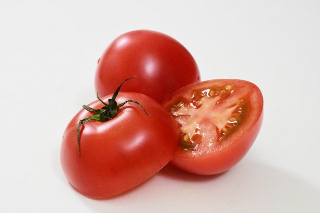 “ぐじゅぐじゅ食感”トマトを抑えた癖つよ野菜は、20～30代男女が「大人になっても苦手な野菜」【トップ3】の画像