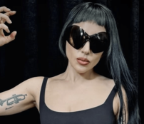 「なんてかわいいの」レディー・ガガ、ハーバード卒の婚約者に甘える素顔＆ベッドサイド写真に大反響