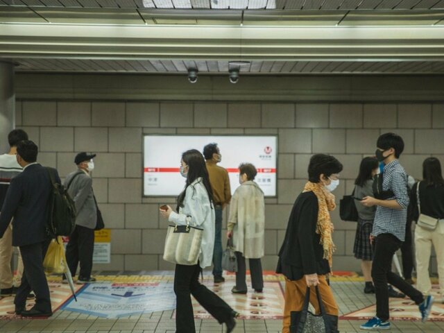 コロナ禍の駅ホームの風景