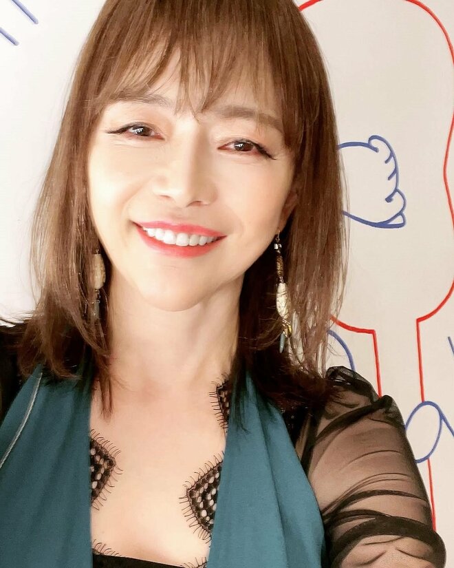 玉置浩二の妻・青田典子59歳、激変金髪姿に驚き「久々に見たらめちゃくちゃ変わってる」“反対多数婚”から16年の画像
