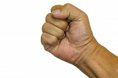 「げんこつが飛んでくる」今は大問題の鉄拳制裁も！40～50代男女が振り返る「昭和のお父さんあるある」【第5位以下】