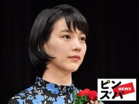 「なんですか、その可愛さは」のん、小顔きわだつオールホワイトコーデの「透明感と妖精感」がすさまじい