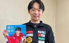 「今でも感動がさめません」鍵山優真、1年半ぶり復帰戦で優勝！パパ＆美人コーチと3ショット報告に祝福殺到