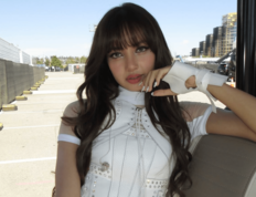BLACKPINK・リサ、大胆な黒レースコルセットドレス姿に世界中が沸騰「なんてこった」「言葉にならない」