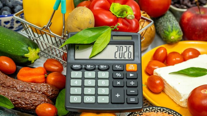 野菜や果物などの食材の上に置かれた電卓