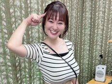 「お顔が可愛い」“グラマラスすぎる”元NHKアナ、巨大エビフライを“もぐもぐ＆舌ペロ”ショットが沸騰