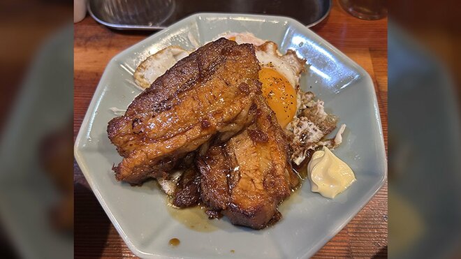SNSでジュワッと話題沸騰中の「チャーシューエッグ定食」実食レポートの画像