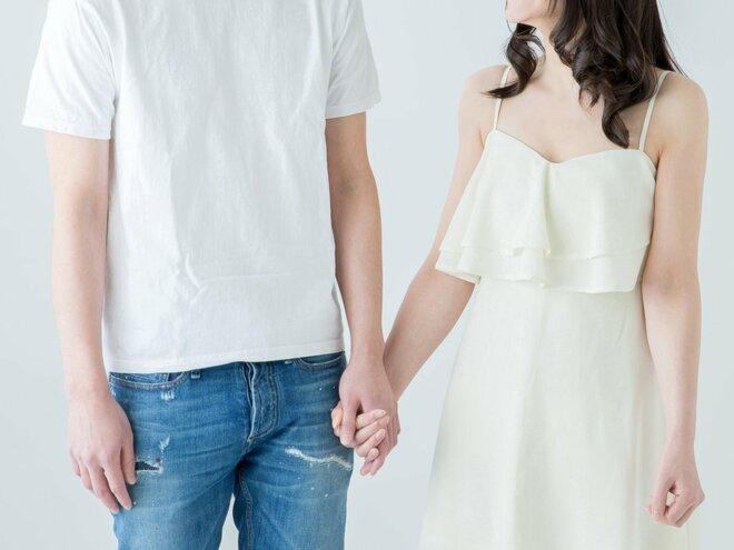 手を繋いでいる男女