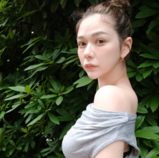 村重杏奈、“背中全開”タイトドレスの四つん這い姿に「良いあざとさ」「長谷川京子さんかと」の声