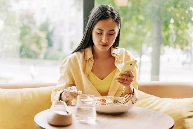 若者の8割が「スマホながら飯」　タイパ重視の食事に潜む肥満、高ストレス、味覚鈍化のリスクの画像