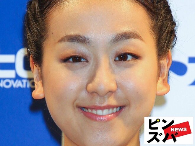 「妖精降臨」浅田真央、妖精のような美脚＆肩出しミニフリルドレス姿で魅了「身のこなしが美しすぎます」の画像