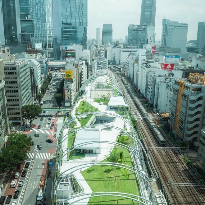 渋谷の空中庭園“新・宮下公園”が若者・家族連れ・ビジネスマン・外国人観光客…大混雑中 “雑多”がもたらす「安心感」の画像