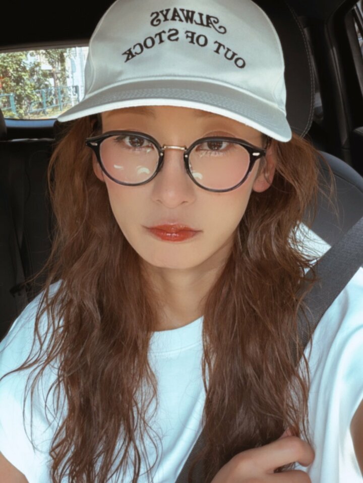 「びっくり」「今わたしもなってます」40歳・二児の母モデル、“左目が真っ赤”に…共感の声も集まるワケ 