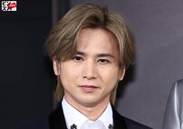 「布が無いの流行ってるの？」堂本光一、“びんぼっちゃま”ふう超クールビズ衣装に困惑　筋肉美は全開