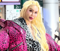 「危ない」‟整形総額1億円超”アレン様、渋谷・エスカレーターでの“おふざけ転倒動画”に心配の声も