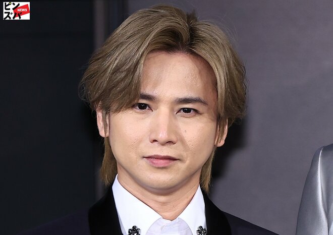 「布が無いの流行ってるの？」堂本光一、“びんぼっちゃま”ふう超クールビズ衣装に困惑　筋肉美は全開の画像