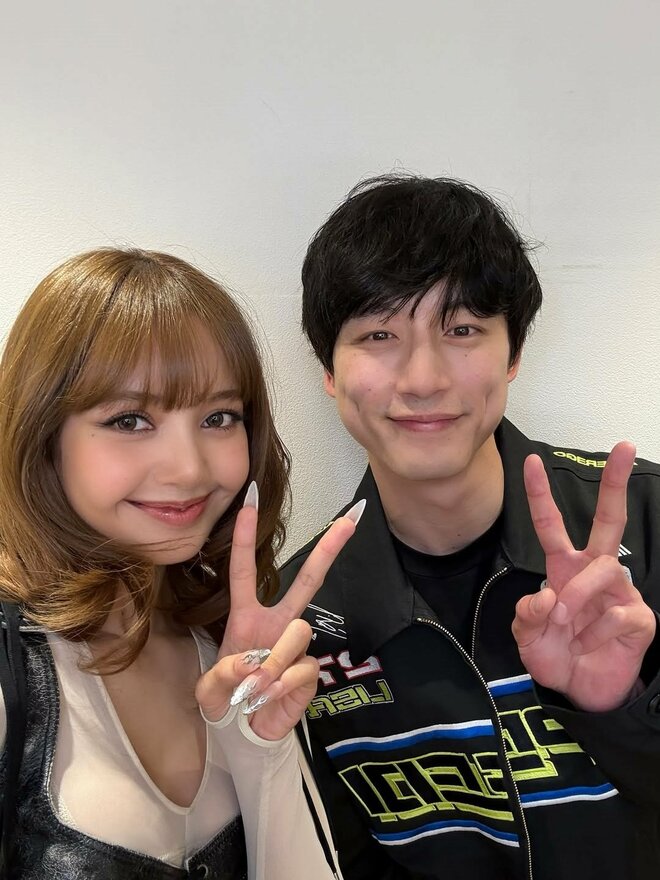 「立派なセクハラ」BLACKPINK・LISA、坂口健太郎への“噛みつき”が物議　拡散された画像の問題点の画像