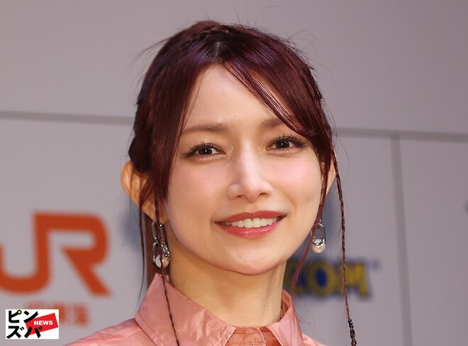 後藤真希、39歳美ボディ写真集に人気女優も絶叫　美脚披露のAKB48とのコラボに“現役でやれる”の声の画像