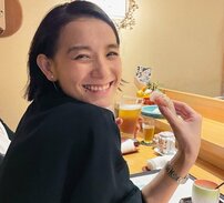 「息をのむ美しさ」篠原ともえ45歳、淑女な肌見せドレス姿に驚きの声「シノラーの面影なし」