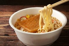 どん兵衛 VS 赤いきつね“二大巨頭”が激突！10～30代男女が【好きなカップきつねうどん】