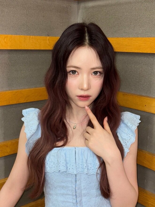 「ほっそ」NiziUマヤが黒髪イメチェン　“縦ライン腹筋”あらわな最新ヘソ出しビジュが沸騰「超絶美女」の画像