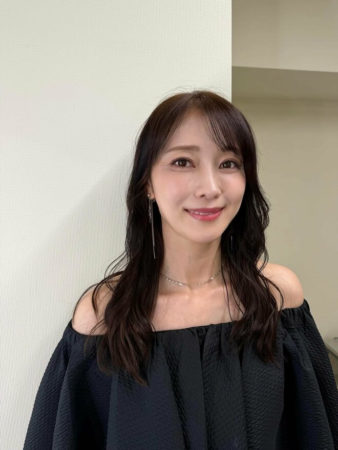 元モー娘。飯田圭織、フェイスラインすっきり近影に「知ってる顔と違くてびっくり」「すっかり美魔女だなぁ」驚きの声の画像