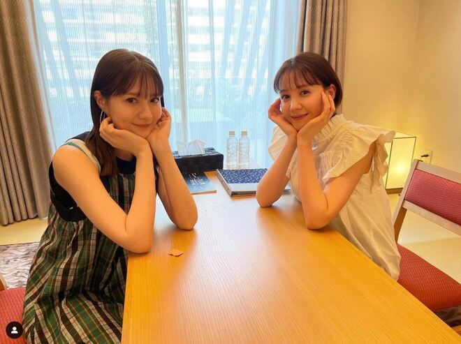 「いちゃいちゃ」トリンドル玲奈、妹・瑠奈と“ほろ酔いお泊りバースデー”密着ツーショット！「相変わらず天使すぎます」の画像