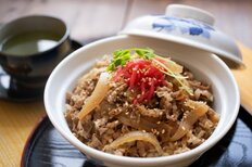 “うまい、やすい、はやい”の吉野家を僅差で破ったのは？【10～30代男女が「好きな牛丼チェーン」】