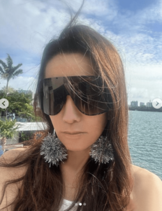 20代にしか見えない74歳『愛の不時着』夫妻デザイナー、ヴェラ・ウォンが“驚異の細ウエスト”披露！｢嘘でしょう?｣驚嘆の声続々!!