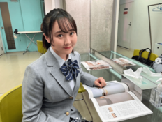 「スタイル良すぎ」本田望結、黒トレンチ＆パンツの“大人っぽコーデ”にファン反応「脚長くていいなぁ」「大人の女性に変身ですね」の声！