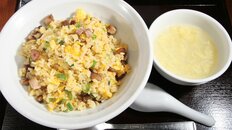 お酒の種類も充実した中華食堂で味わう“青唐辛子とガーリックとチャーシューのチャーハン”　東京・鷺ノ宮のクセになる一皿