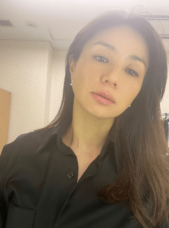 「まさかの親近感」46歳・井川遥、アメリカンドッグをパクっ！庶民派姿のギャップに反響「井川さんが食べてると洒落たもんに見える」の画像