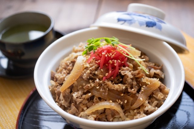 “うまい、やすい、はやい”の吉野家を僅差で破ったのは？【10～30代男女が「好きな牛丼チェーン」】の画像