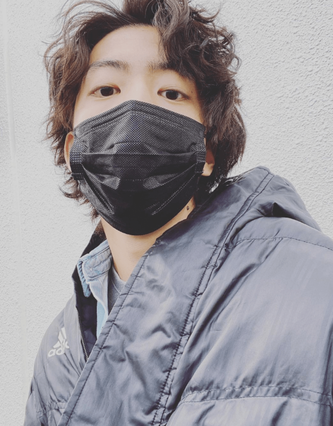 「ガラ悪いwww」伊藤健太郎“萌え袖カーディガン”の爆イケ私服ショットに「いつみてもイケメンやぁ〜」「かっかっ可愛い」の画像