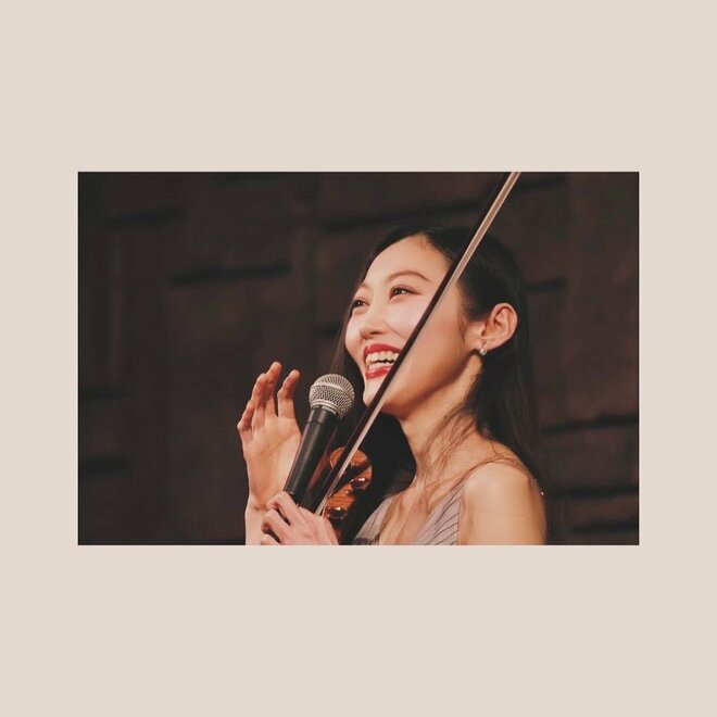 羽生結弦の元妻・末延麻裕子さん、さらさらロングヘア＆タイトドレス姿で美オーラ放出！圧巻のバイオリン演奏動画公開の画像