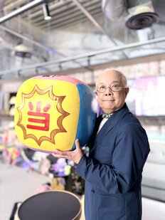 小堺一機・70歳、“自宅で転倒”鎖骨・肋骨骨折から復活姿に「笑顔がやっぱり素敵」　現在2つの過去作にも大注目が