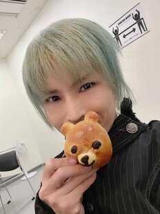 伝説の「ヴィジュアル四天王」バンド・ドラマー、“110番騒動”を告白も年齢不詳の“若見え金髪姿”に驚きの声