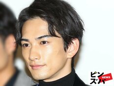 「圧倒的カッコ良さ」「ポージングが天才」町田啓太、金髪イメチェンのスーツ姿が圧巻ビジュ「ヤング見えしてます」