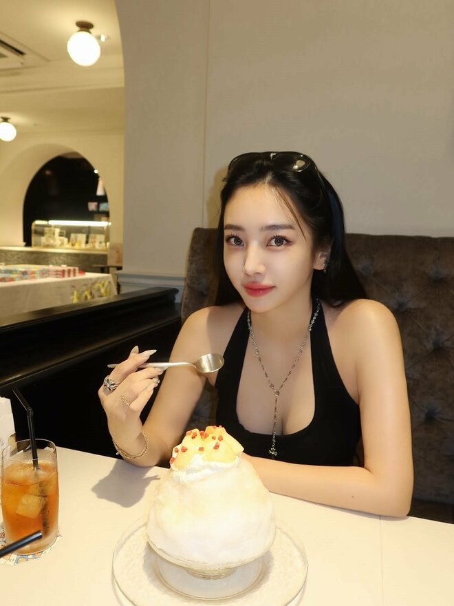 MEGBABY、“ピッタピタ”トップス＆超ミニ丈ボトム姿に「爆美女すぎ」の声　健康美と凛とした生き方に称賛の声の画像