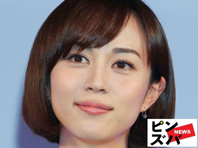 「※無加工でこの細さです!!」比嘉愛未、スラリ美脚あらわな撮影オフショ 初生対面のスタッフも惚れ惚れの画像