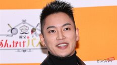 「食べ方がきれいなんよね」三山凌輝、黒メガネ＆あごひげ姿で豪快もぐもぐ…印象一変の開業パスタ店動画が沸騰
