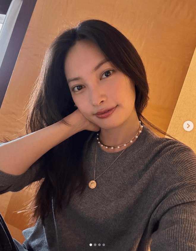 「衝撃的可愛いさ」大政絢、ビーチで魅せた“腹ちらショット”！エルメススカーフを纏った上級着こなしに「一足早い夏ですね」「気絶しちゃうよ〜」の画像