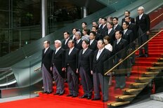 "だらし内閣"集合写真の修整が「雑すぎる加工」になったお粗末すぎる背景、カメラマン・元政治部記者が指摘する「スタッフ人材不足」