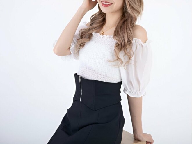 髪を耳にかける女性