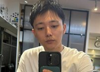 「和寿さんいます？」ミスチル桜井の長男・櫻井海音、家族旅行の貴重なプラべ写真＆爽やか私服が沸騰「意表を突く厚底靴」