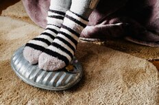 湯たんぽはUSB充電式も登場！10～30代女子が学校・職場でしている「お金があまりかからない寒さ対策」【トップ3】