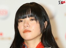 「寝癖やばい！」あいみょん、髪の毛超バッサリ＆薄眉ショットが沸騰のなか…“タトゥー話題”の完全終焉感