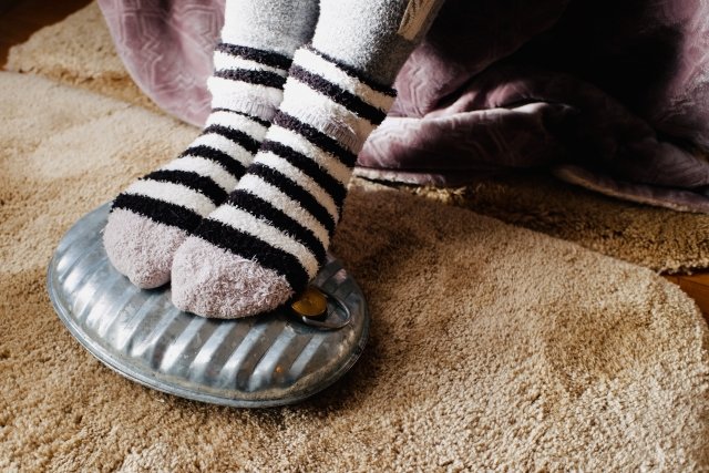 湯たんぽはUSB充電式も登場！10～30代女子が学校・職場でしている「お金があまりかからない寒さ対策」【トップ3】の画像